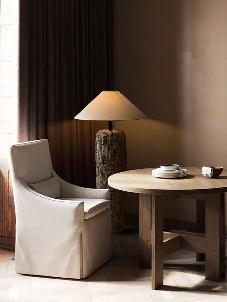 Weathered Wood Vloerlamp – Rustieke Staande Lamp met Stoffen Kap | Landelijk Design & Warme Sfeer