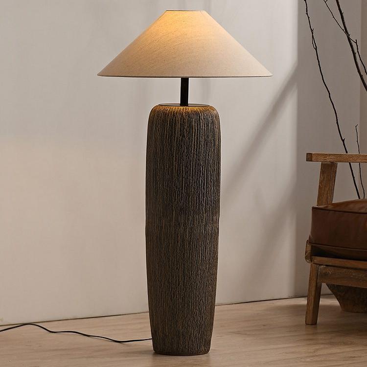 Weathered Wood Vloerlamp – Rustieke Staande Lamp met Stoffen Kap | Landelijk Design & Warme Sfeer