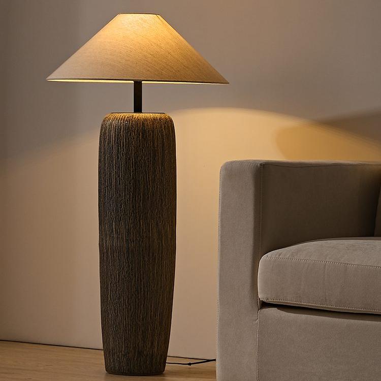 Weathered Wood Vloerlamp – Rustieke Staande Lamp met Stoffen Kap | Landelijk Design & Warme Sfeer
