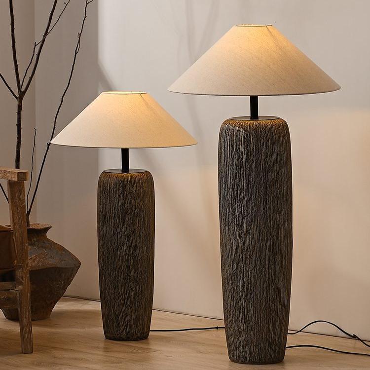 Weathered Wood Vloerlamp – Rustieke Staande Lamp met Stoffen Kap | Landelijk Design & Warme Sfeer