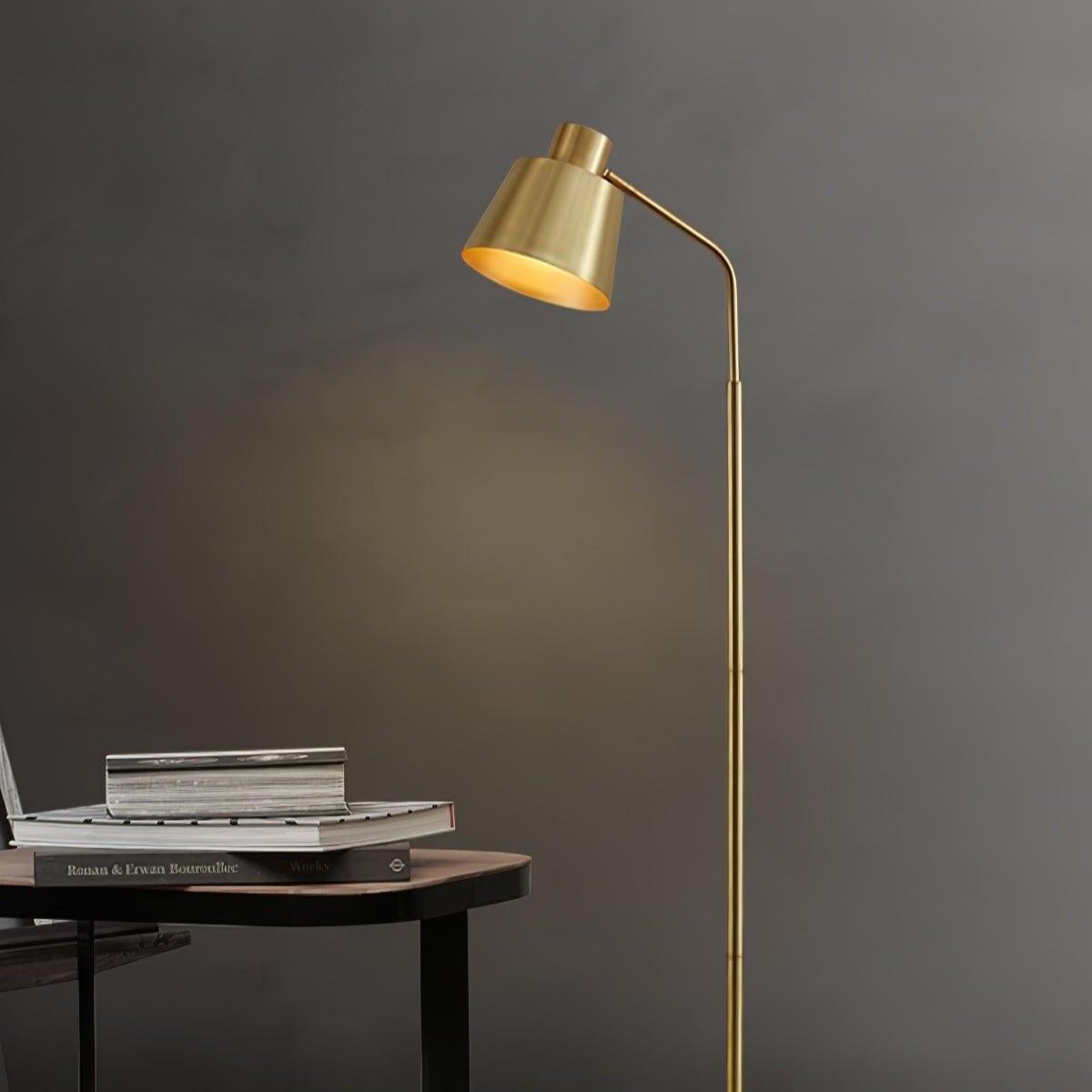 Zeid Vloerlamp Messing – Luxe Design Staande Lamp met Minimalistische Vormgeving | Modern & Artistiek Statement Piece